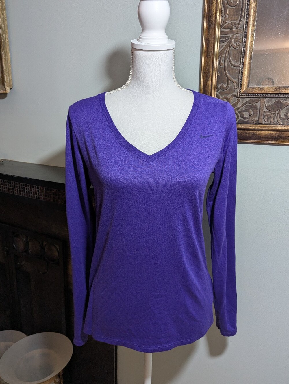 The Nike Tee Dri-Fit Athletic Cut Long Sleeve Shirt Women’s Medium Purple V-neck